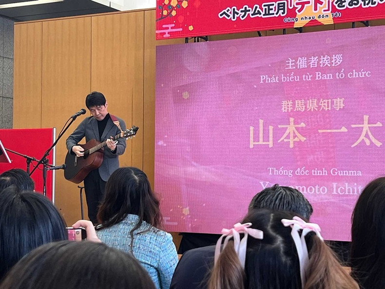 Le gouverneur de Gunma, Yamamoto Ichita, joue de la guitare lors de l’événement. Photo : baoquocte. Le gouverneur de Gunma, Yamamoto Ichita, joue de la guitare lors de l’événement. Photo : baoquocte.