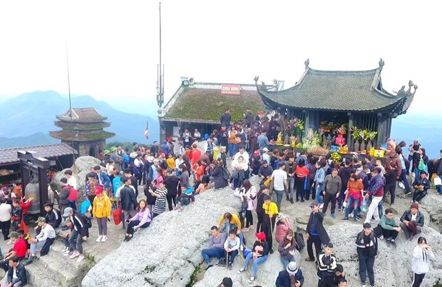 Des touristes à la fameuse pagode de bronze au sommet du mont Yên Tu, à plus de 1.000 m d’altitude. Photo : VNA. Des touristes à la fameuse pagode de bronze au sommet du mont Yên Tu, à plus de 1.000 m d’altitude. Photo : VNA.