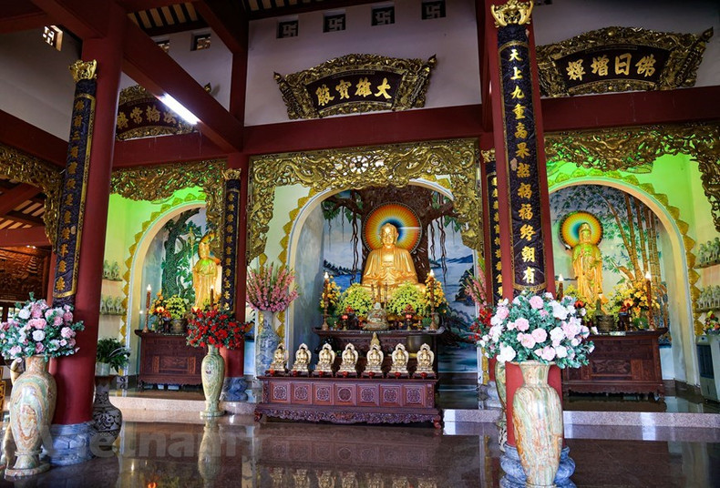 En plus de visiter et d'apprendre sur la culture religieuse, la pagode Linh Ung est également une destination idéale pour se détendre et trouver la paix dans la vie trépidante. Photo : VNA. En plus de visiter et d'apprendre sur la culture religieuse, la pagode Linh Ung est également une destination idéale pour se détendre et trouver la paix dans la vie trépidante. Photo : VNA.