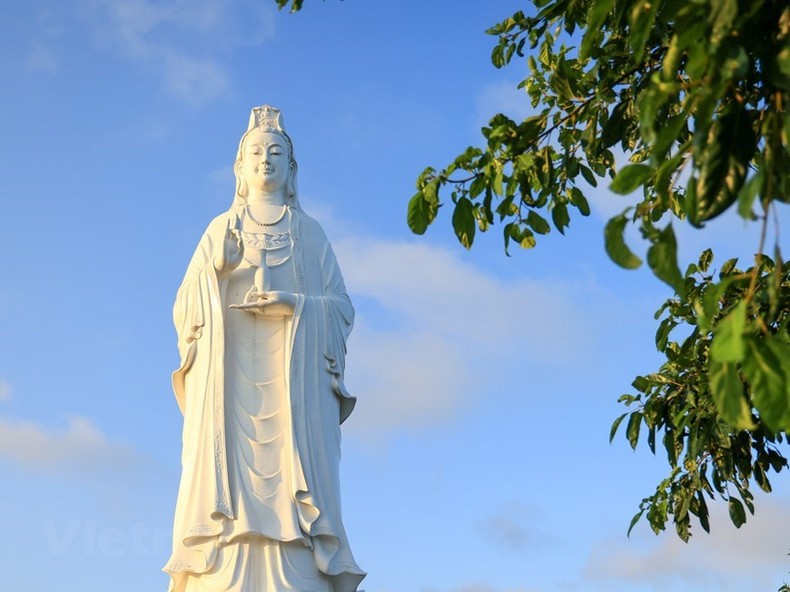 La statue de la déesse Quan Yin, d'une hauteur de 67 mètres, est considérée comme la plus grande du Vietnam. Elle prend place face à la mer et tient une bouteille d'eau dans sa main gauche. Photo : VNA. La statue de la déesse Quan Yin, d'une hauteur de 67 mètres, est considérée comme la plus grande du Vietnam. Elle prend place face à la mer et tient une bouteille d'eau dans sa main gauche. Photo : VNA.