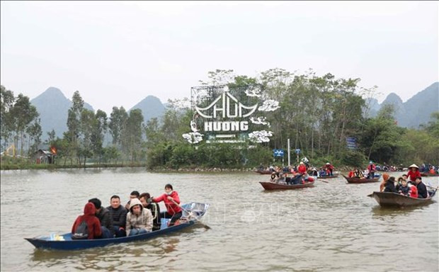 Touristes en barques sur la rivière Yên menant à la pagode des Parfums. Photo : VNA. Touristes en barques sur la rivière Yên menant à la pagode des Parfums. Photo : VNA.