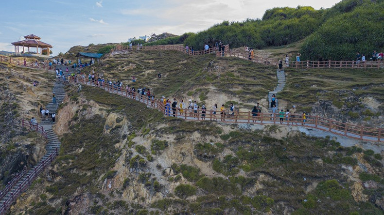 Les touristes nationaux et étrangers viennent admirer les magnifiques paysages d'Eo Gio. Photo: VNA Les touristes nationaux et étrangers viennent admirer les magnifiques paysages d'Eo Gio. Photo: VNA
