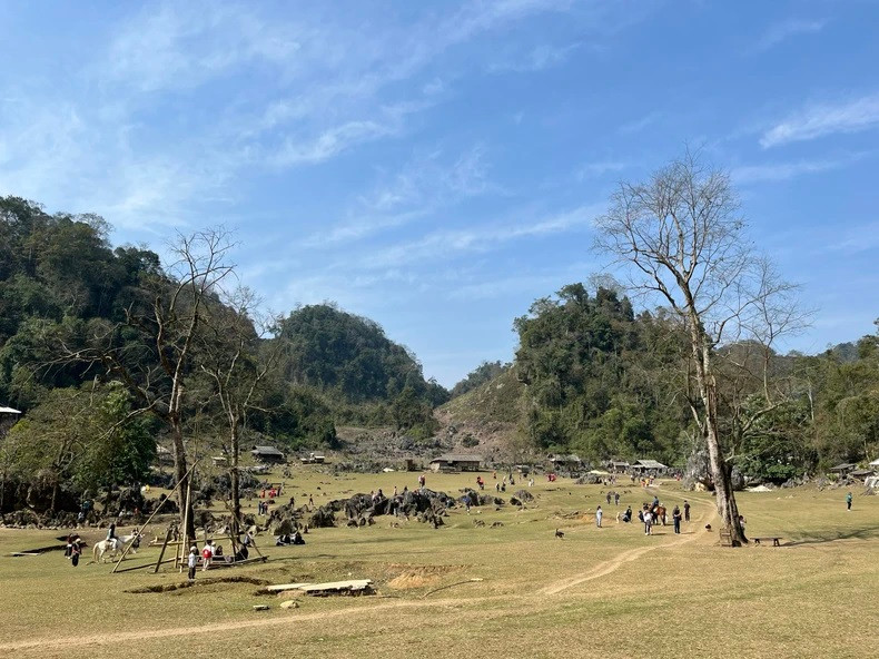 Hang Tau est paisible. Hang Tau est paisible.