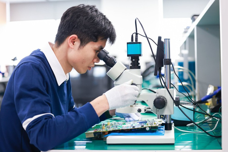 Un ingénieur vietnamien travaillent au centre de R&D de Samsung Vietnam. Photo : dautu.vn