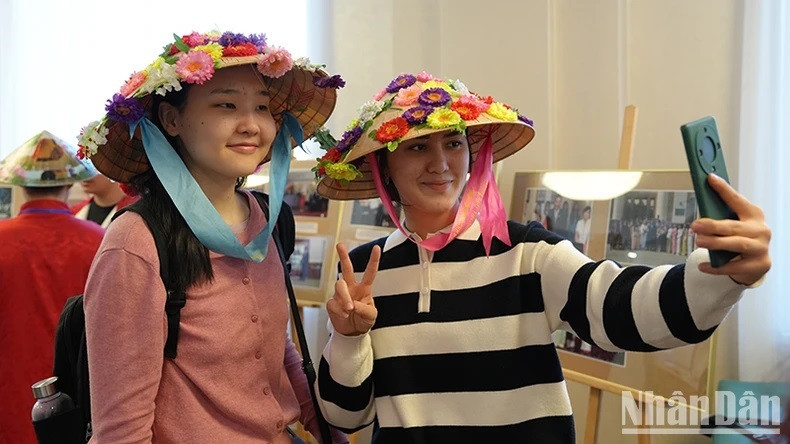 Les étudiants internationaux aiment prendre des photos souvenirs avec des chapeaux coniques vietnamiens. Les étudiants internationaux aiment prendre des photos souvenirs avec des chapeaux coniques vietnamiens.