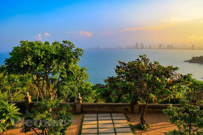 Depuis la pagode, on peut admirer la mer bleue romantique. Photo : VNA. Depuis la pagode, on peut admirer la mer bleue romantique. Photo : VNA.