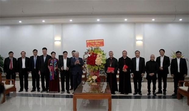 Le président du Comité central du Front de la Patrie du Vietnam, Dô Van Chiên, effectue une visite de Noël au siège épiscopal du diocèse de Vinh, dans la province centrale de Nghê An. Photo : VNA Le président du Comité central du Front de la Patrie du Vietnam, Dô Van Chiên, effectue une visite de Noël au siège épiscopal du diocèse de Vinh, dans la province centrale de Nghê An. Photo : VNA