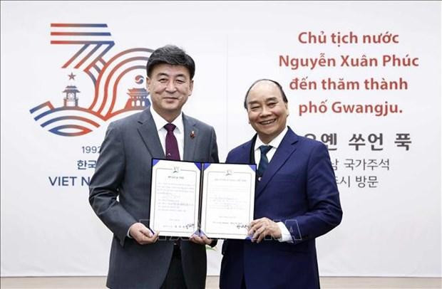 Le Président Nguyên Xuân Phuc (droite) et le maire de la ville de Gwangju, Bang Se-hwan, lors de la cérémonie de lancement de la Journée du Vietnam dans la ville de Gwangju. Photo: VNA