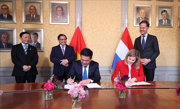 Les deux Premiers ministres Pham Minh Chinh et Mark Rutte assistent à la signature de certains documents de coopération. Photo : VNA.