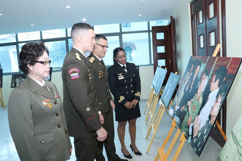 Des visiteurs à l’exposition de photos du général Vo Nguyên Giap. Photo : Thoidai.com.vn