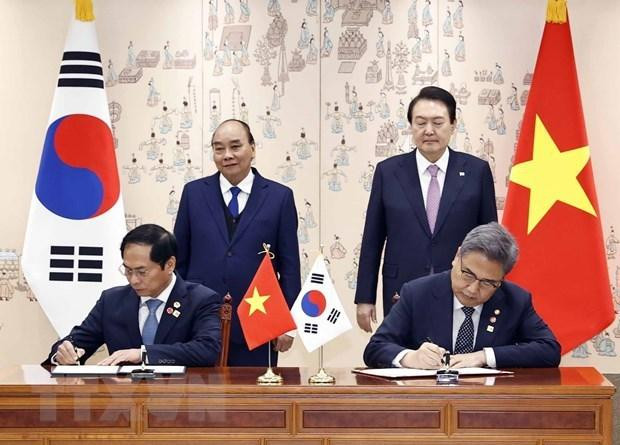 Le Président vietnamien Nguyên Xuân Phuc (à gauche) et le Président sud-coréen Yoon Suk-yeol supervisant la signature du protocole d’accord sur la promotion de la coopération sur la base du partenariat stratégique intégral entre les ministères des Affaires étrangères des deux pays. Photo : VNA. Le Président vietnamien Nguyên Xuân Phuc (à gauche) et le Président sud-coréen Yoon Suk-yeol supervisant la signature du protocole d’accord sur la promotion de la coopération sur la base du partenariat stratégique intégral entre les ministères des Affaires étrangères des deux pays. Photo : VNA.