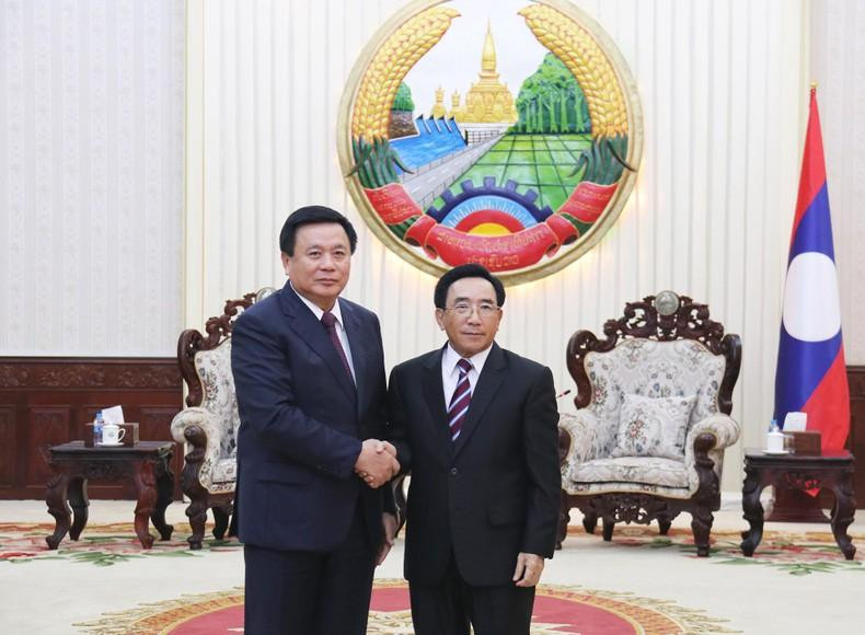 Le Premier ministre lao Phankham Viphavanh (à droite) reçoit Nguyên Xuân Thang, membre du Bureau Politique, président du Conseil théorique central, directeur de l’Académie politique nationale Hô Chi Minh. Photo : NDEL. Le Premier ministre lao Phankham Viphavanh (à droite) reçoit Nguyên Xuân Thang, membre du Bureau Politique, président du Conseil théorique central, directeur de l’Académie politique nationale Hô Chi Minh. Photo : NDEL.