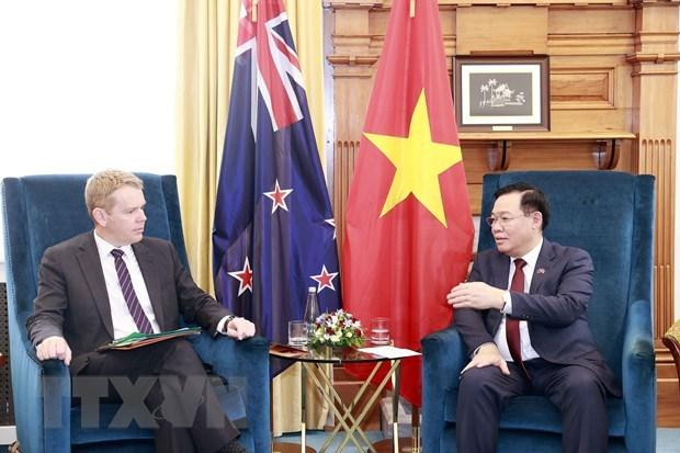 Le Président de l'Assemblée nationale du Vietnam Vuong Dinh Huê (droite) et le ministre de l'Éducation Chris Hipkins. Photo : VNA