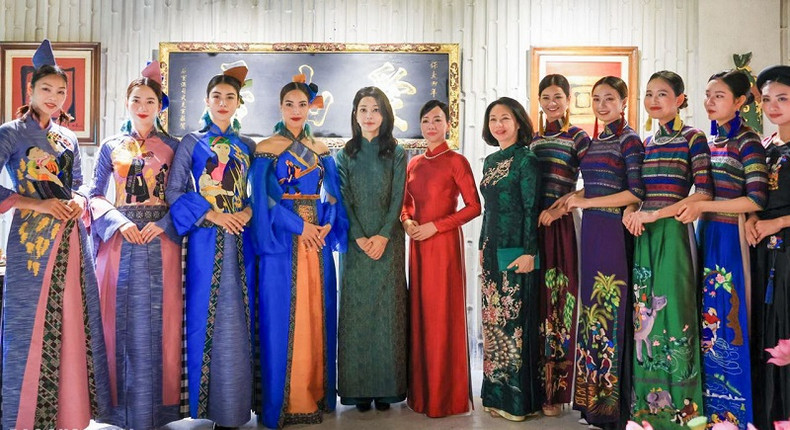 L’épouse du Président sud-coréen salue la beauté de l’"áo dài' vietnamien ảnh 3 L’épouse du Président sud-coréen salue la beauté de l’"áo dài' vietnamien ảnh 3
