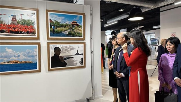 Exposition des photos sur Truong Sa prises par des compatriotes vietnamiens résidant en Europe. Photo : VNA.