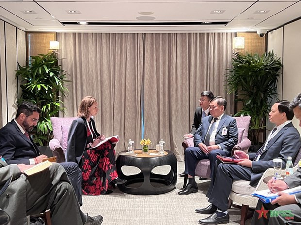 Le vice-ministre vietnamien de la Défense, général de corps d&apos;armée Hoàng Xuân Chiên (à droite) et Mme Cipolla Christine, directrice régionale pour l&apos;Asie - Pacifique du Comité international de la Croix-Rouge. Photo : VNA.