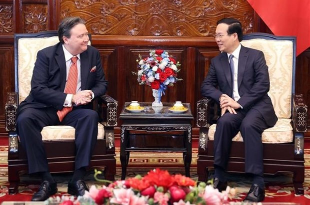 Le Président du Vietnam, Vo Van Thuong (à droite) et l'ambassadeur des États-Unis au Vietnam, Marc E.Knapper. Photo : VNA. Le Président du Vietnam, Vo Van Thuong (à droite) et l'ambassadeur des États-Unis au Vietnam, Marc E.Knapper. Photo : VNA.