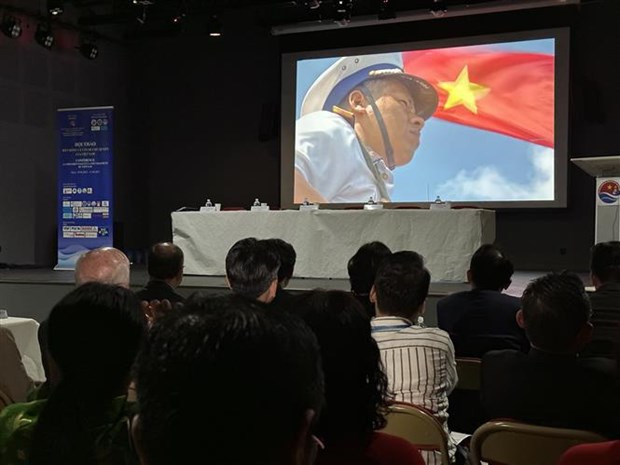 Projection de film sur Truong Sa lors de la rencontre à Paris. Photo : VNA.