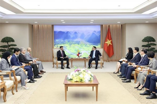 Le Premier ministre vietnamien, Pham Minh Chinh (à droite), recevant le ministre émirati d’État au Commerce extérieur, Thani bin Ahmed Al Zeyoudi, à Hanoi, le 5 juin. Photo : VNA.