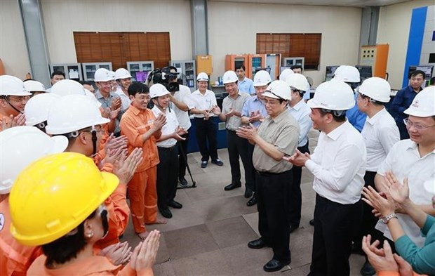 Le Premier ministre Pham Minh Chinh travaille avec la centrale thermoélectrique de Quang Ninh. Photo : VNA. Le Premier ministre Pham Minh Chinh travaille avec la centrale thermoélectrique de Quang Ninh. Photo : VNA.