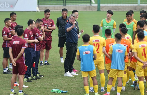 L'entraîneur Troussier et des joueurs vietnamiens sur le terrain d'entraînement du Centre d'entraînement de football des jeunes du Vietnam. Photo: VFF