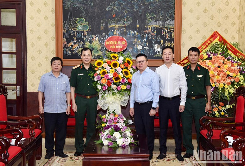 La délégation du Commandement 86 du Ministère vietnamien de la Défense, félicite le Journal. Photo : Journal Nhân Dân.
