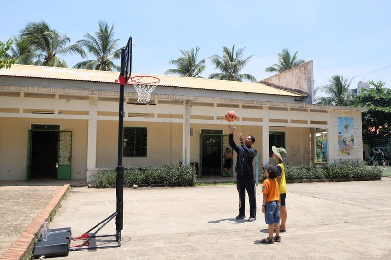 Les marins ont également participé à la mise en place d’un terrain de basketball pour les enfants. Photo : TP.com.vn Les marins ont également participé à la mise en place d’un terrain de basketball pour les enfants. Photo : TP.com.vn