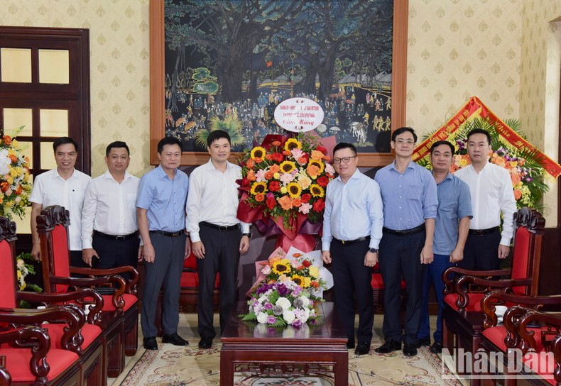 La délégation de la province de Hai Phong visite le Journal à cette occasion. Photo : Journal Nhân Dân.