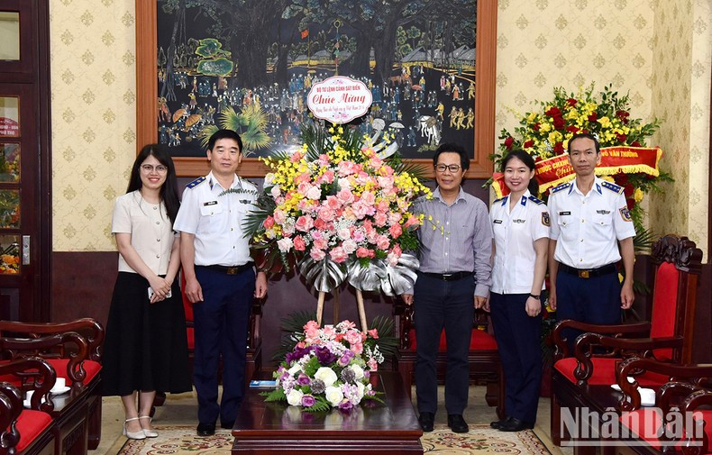 La délégation du Commandement des garde-côtes remercie le Journal Nhân Dân pour son soutien ces derniers temps.