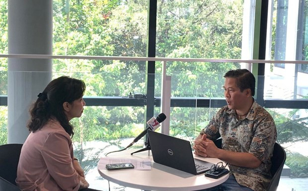 Le Docteur Nguyên Hông Hai accorde une interview au correspondant de l'Agence vietnamienne d'information (VNA) à Sydney. Photo: VNA Le Docteur Nguyên Hông Hai accorde une interview au correspondant de l'Agence vietnamienne d'information (VNA) à Sydney. Photo: VNA