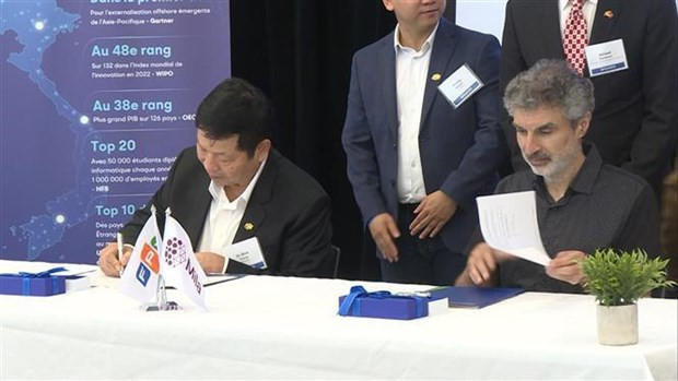 Le président de FPT, Truong Gia Binh (à gauche) et Yoshua Bengio, fondateur et directeur scientifique de Mila signent l’accord. Photo : VNA Le président de FPT, Truong Gia Binh (à gauche) et Yoshua Bengio, fondateur et directeur scientifique de Mila signent l’accord. Photo : VNA