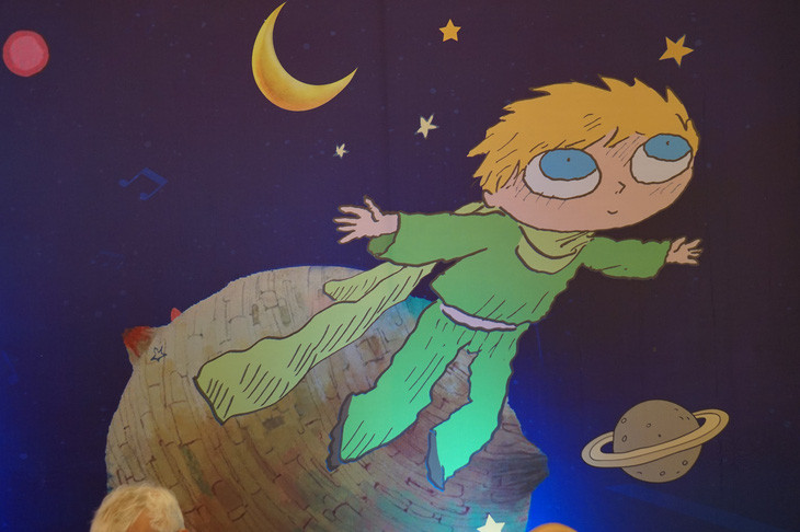 Le Petit Prince d’Antoine de Saint-Exupéry est l’ouvrage de littérature le plus vendu au monde et le livre le plus traduit après la Bible et le Coran. Photo : thoidai.com.vn Le Petit Prince d’Antoine de Saint-Exupéry est l’ouvrage de littérature le plus vendu au monde et le livre le plus traduit après la Bible et le Coran. Photo : thoidai.com.vn