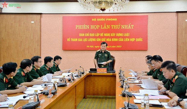 Le général de corps d’armée Hoàng Xuân Chiên, vice-ministre de la Défense, et chef du Comité de pilotage du Ministère de la Défense sur la participation aux opérations de maintien de la paix de l’ONU, lors de la réunion. Photo: qdnd.vn Le général de corps d’armée Hoàng Xuân Chiên, vice-ministre de la Défense, et chef du Comité de pilotage du Ministère de la Défense sur la participation aux opérations de maintien de la paix de l’ONU, lors de la réunion. Photo: qdnd.vn