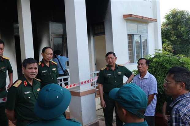 Le général de corps d’armée Huynh Chiên Thang inspecte le lieu de l’attaque perpétrée contre le siège du comité populaire de la commune de Ea Tiêu. Photo : VNA.