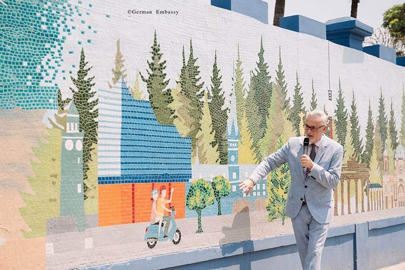 L’ambassadeur d’Allemagne au Vietnam, Guido Hidner, parle du sens de l’œuvre. Photo : NDEL. L’ambassadeur d’Allemagne au Vietnam, Guido Hidner, parle du sens de l’œuvre. Photo : NDEL.