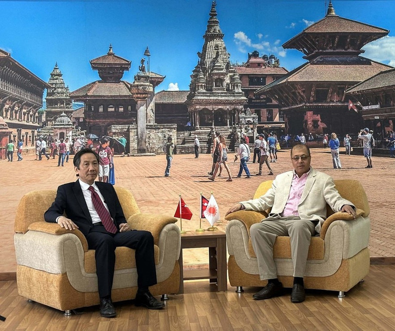 M. Rajan Bhattarai, chef de la Commission des Relations extérieures du Parti communiste du Népal (marxiste-léniniste unifié) (à droite) reçoit le docteur Trân Anh Tuân (à gauche), président de l’Association d’Amitié Vietnam — Népal, et la délégation vietnamienne. Photo : thoidai.com.vn M. Rajan Bhattarai, chef de la Commission des Relations extérieures du Parti communiste du Népal (marxiste-léniniste unifié) (à droite) reçoit le docteur Trân Anh Tuân (à gauche), président de l’Association d’Amitié Vietnam — Népal, et la délégation vietnamienne. Photo : thoidai.com.vn