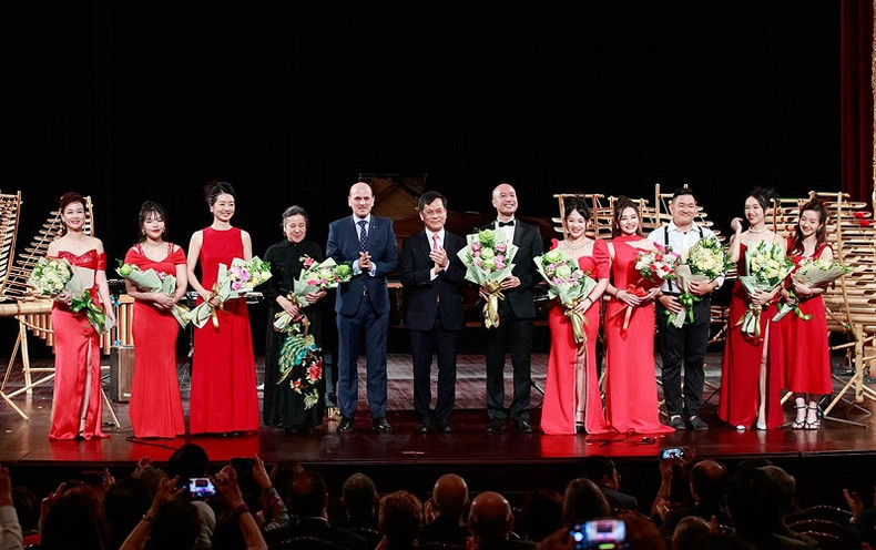 Le vice-ministre vietnamien des Affaires étrangères, Hà Kim Ngoc, l’ambassadeur argentin au Vietnam, Luis Pablo Maria Beltramino, et les artistes vietnamiens et argentins. Photo : baoquocte.vn