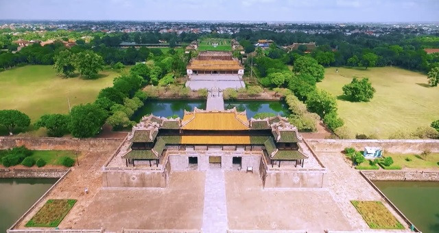 Des destinations célèbres du Vietnam apparaissent dans la vidéo.