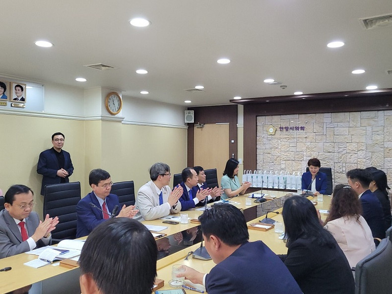 La délégation vietnamienne travaille avec la présidente du Conseil municipal d’Anyang, Choi Byung-in. Photo : thoidai.com.vn La délégation vietnamienne travaille avec la présidente du Conseil municipal d’Anyang, Choi Byung-in. Photo : thoidai.com.vn