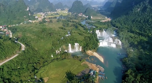 Des destinations célèbres du Vietnam apparaissent dans la vidéo.