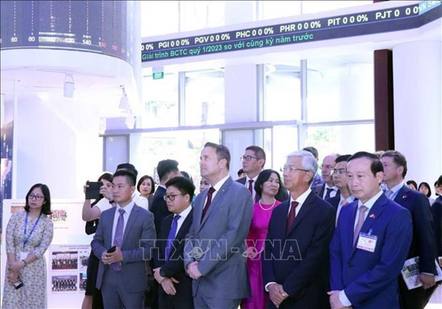 Le Premier ministre luxembourgeois, Xavier Bettel, visite la Bourse de Hô Chi Minh-Ville. Photo : VNA.