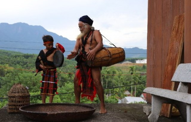 Un artiste de la province de Quang Nam (au Centre du Vietnam) transmet l’art traditionnel à la génération suivante. Photo : daidoanket.vn