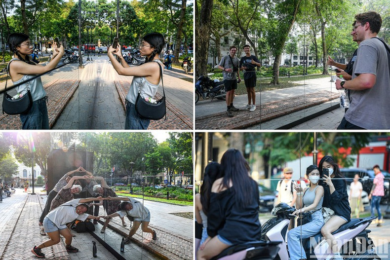 Non seulement les locaux, mais aussi les touristes sont intéressés et s’arrêtent pour admirer ce miroir. Photo : nhandan.vn Non seulement les locaux, mais aussi les touristes sont intéressés et s’arrêtent pour admirer ce miroir. Photo : nhandan.vn