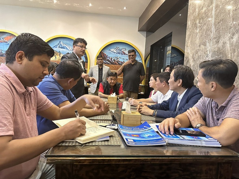 La délégation vietnamienne a rencontré les dirigeants d’un certain nombre d’associations hôtelières et d’associations touristiques dans la province de Lumbini. Photo : thoidai.com.vn La délégation vietnamienne a rencontré les dirigeants d’un certain nombre d’associations hôtelières et d’associations touristiques dans la province de Lumbini. Photo : thoidai.com.vn