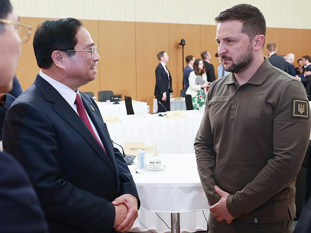 Rencontre entre le Premier ministre Pham Minh Chinh et le président ukrainien Volodymyr Zelensky lors de la session "Vers un monde de paix, de stabilité et de prospérité" du Sommet du G7 élargi. Photo: CPV