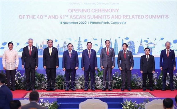Le Premier ministre vietnamien, Pham Minh Chinh (4e, de gauche à droite), lors du 41e Sommet de l'ASEAN. Photo : VNA.