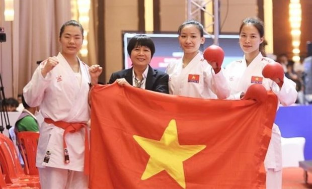 L'équipe vietnamienne de karaté remporte une autre médaille d'or après la finale palpitante de l'épreuve par équipe féminine de kumité devant son adversaire philippin. Photo: VNA. L'équipe vietnamienne de karaté remporte une autre médaille d'or après la finale palpitante de l'épreuve par équipe féminine de kumité devant son adversaire philippin. Photo: VNA.