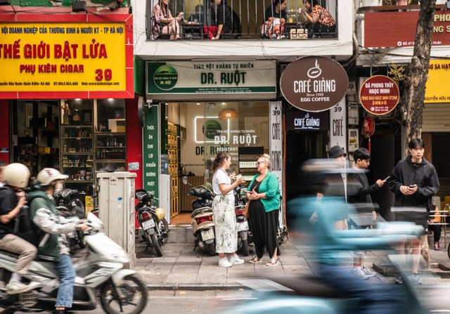 Les touristes essaient le « café aux œufs » préféré des locaux. Photo : The Broadsheet. Les touristes essaient le « café aux œufs » préféré des locaux. Photo : The Broadsheet.