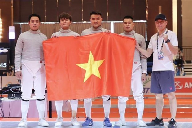 Les escrimeurs vietnamiens ont remporté une médaille d&apos;or en sabre masculin par équipes après avoir battu l&apos;équipe singapourienne 45-31. Photo: VNA