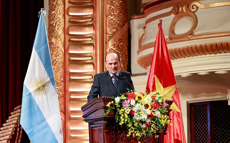 L’ambassadeur d’Argentine au Vietnam, Luis Pablo Maria Beltramino, prononce le discours d’ouverture. Photo : baoquocte.vn